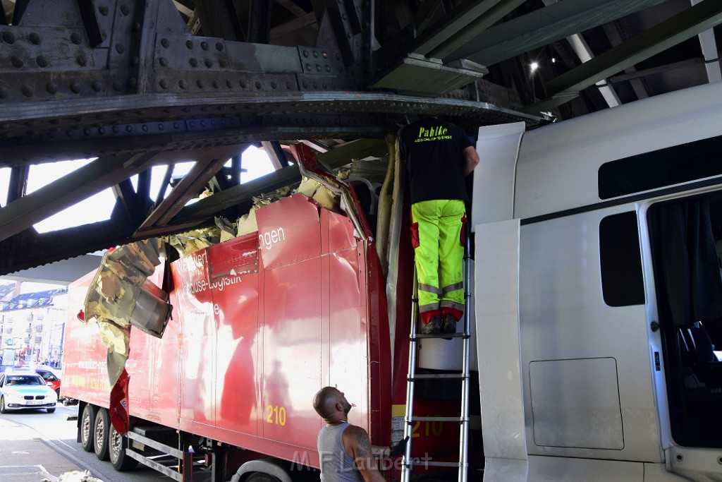 LKW blieb unter Bruecke haengen Koeln Deutz Opladenerstr Deutz Muelheimerstr P034.JPG - Miklos Laubert